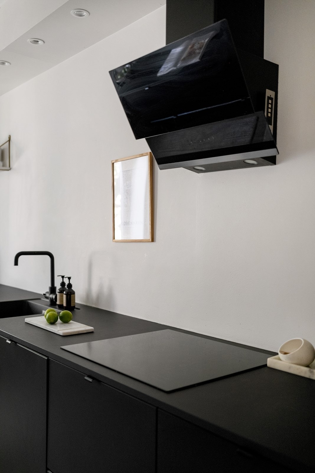 Ventilator over kokeplassen. Dette er en kjøkkenventilator med avtrekk ut. Galleribilde