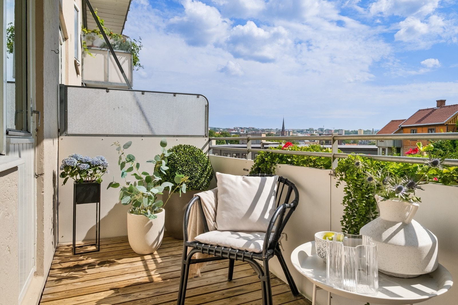 Inviterende balkong som gir stor bruksglede. Selger opplyser om at det er sol på balkongen fra morgenkvisten til tidlig ettermiddag. Galleribilde