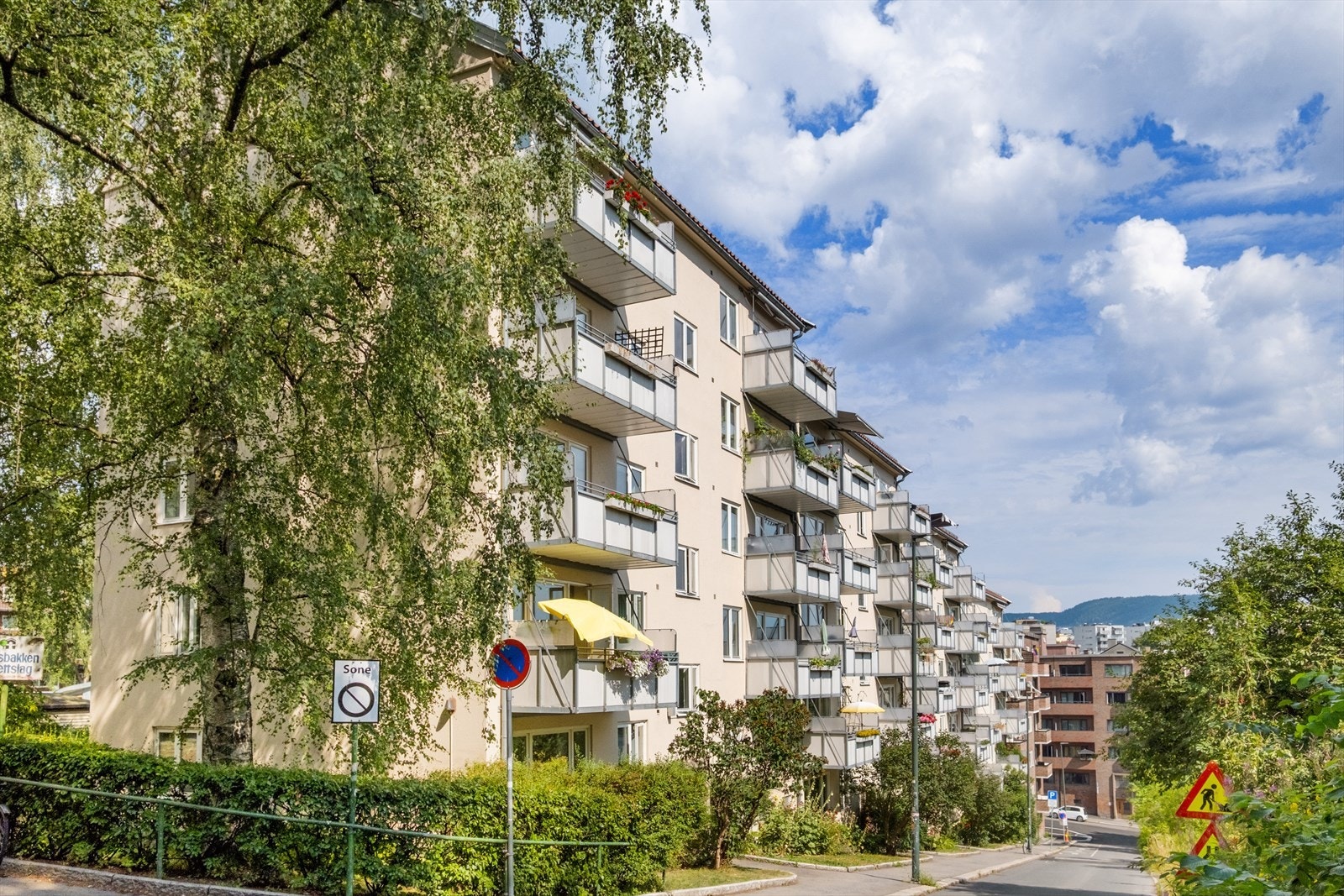 Leiligheten ligger tilbaketrukket til i en rolig og enveiskjørt gate. Galleribilde