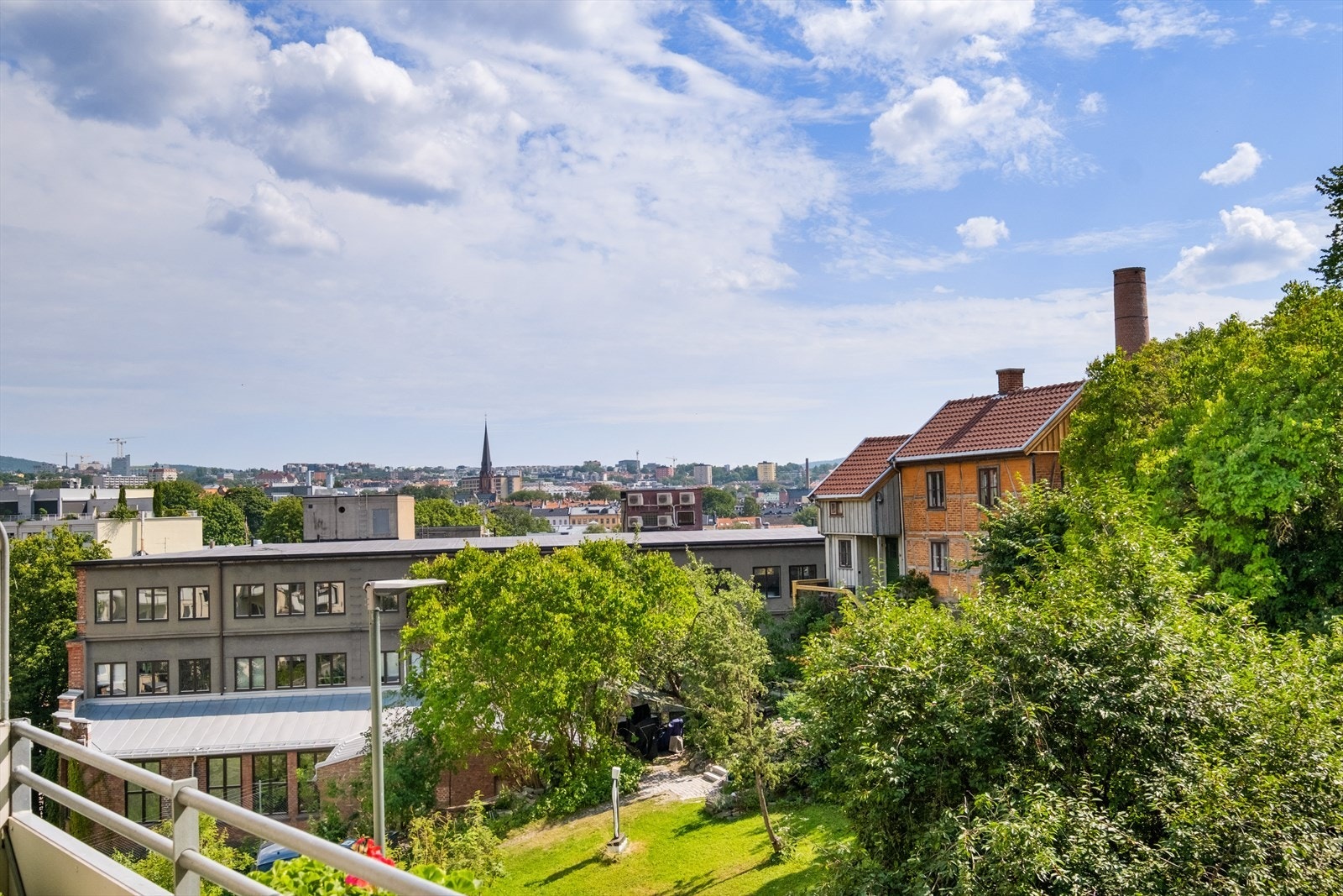 Utsikt mot frodige grøntarealer og Oslos tak! Galleribilde