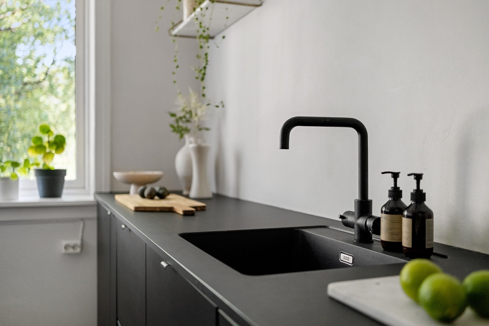 Integrerte hvitevarer som induksjonstopp, stekeovn(2024), oppvaskmaskin og kjøl/frys. Galleribilde