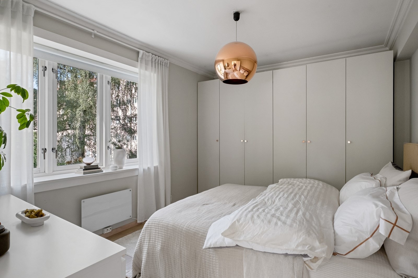 Garderobe langs rommets vegg - ca. X meter som tilrettelegger for oppbevaring av klær. Galleribilde