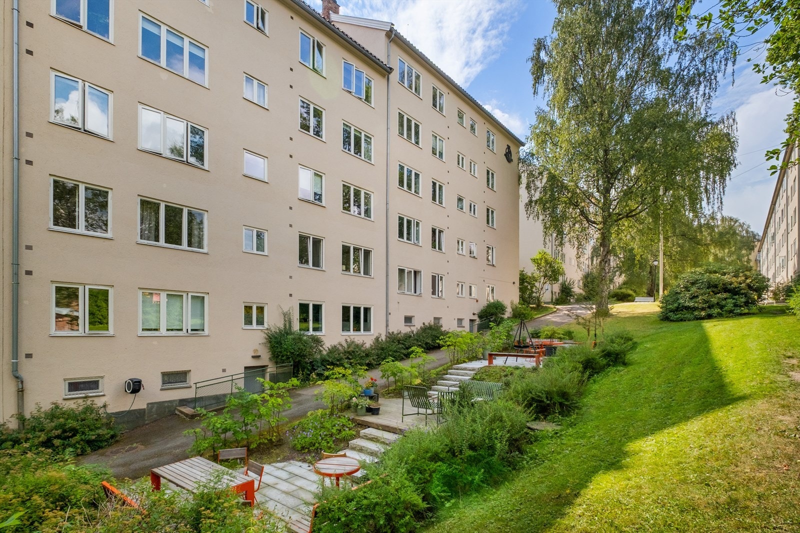 Fine fellesarealer med diverse beplanting, sittegrupper og bålpanne. Sykkelparkering finner du i kjelleren. Galleribilde