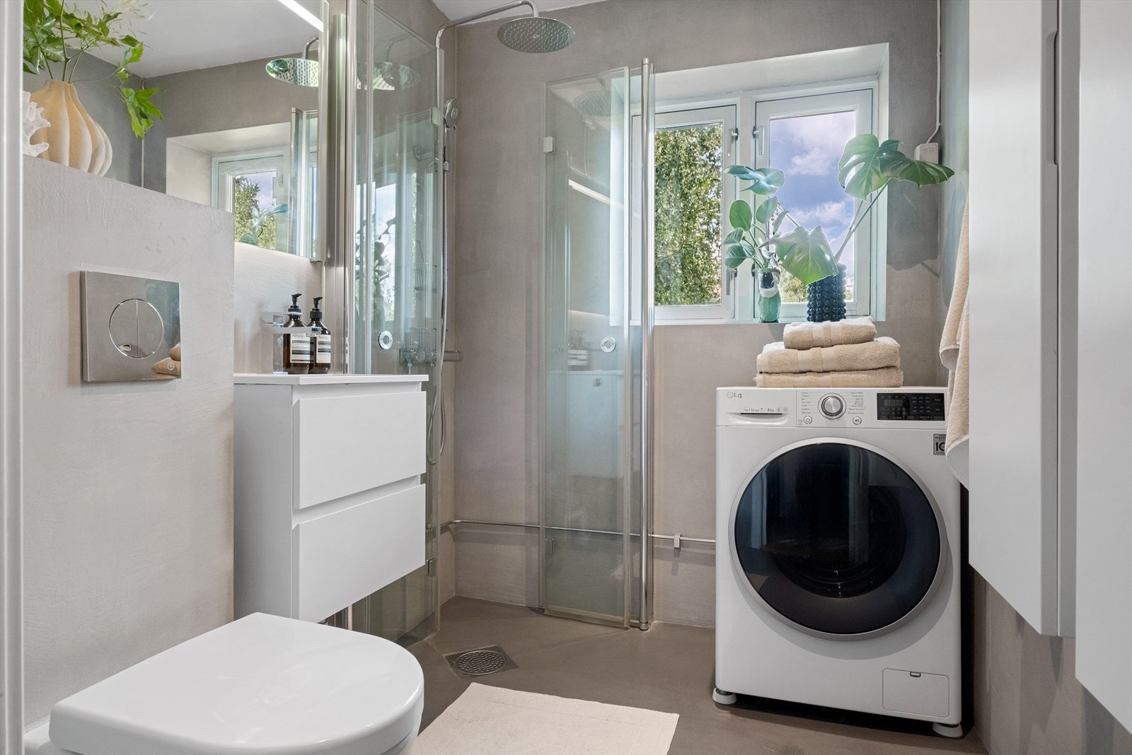 Delikat baderom med microsement fra 2018. Galleribilde