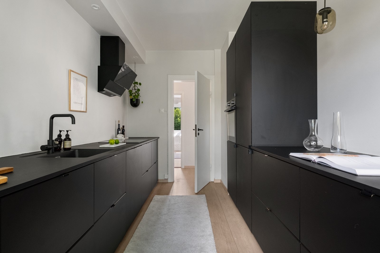 Her er det rikelig med skap- og benkplass som gir en god arbeidssone. Galleribilde