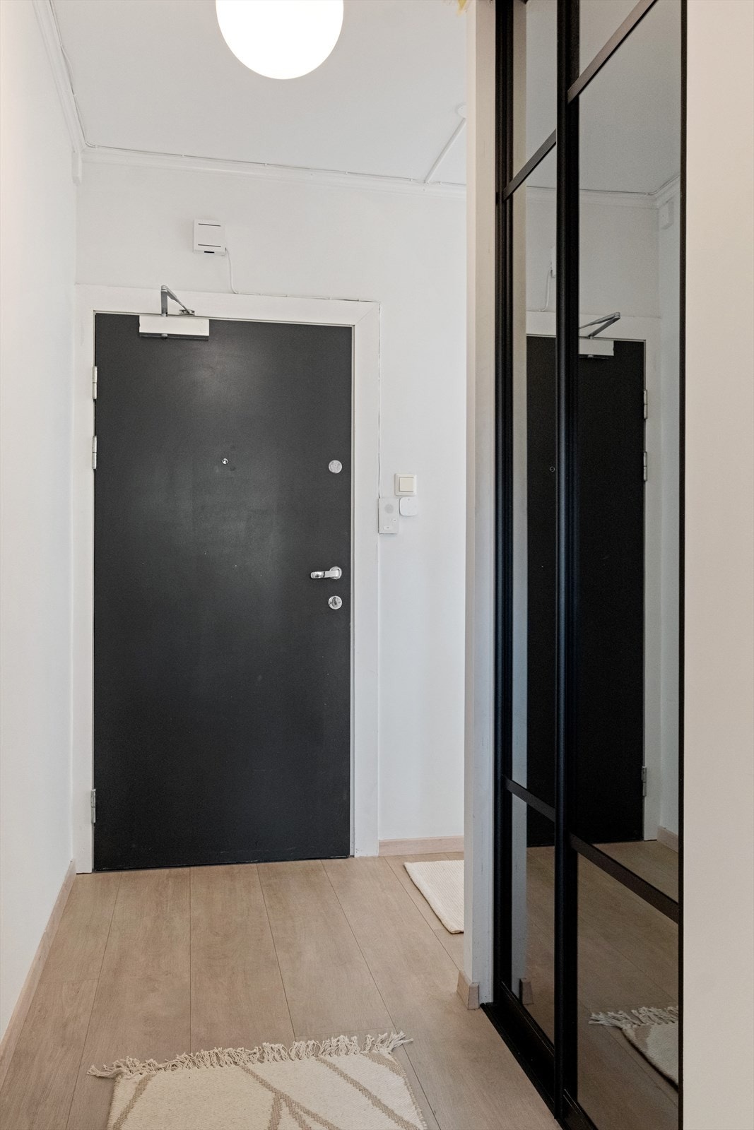 Lys og innbydende entré som gir et godt førsteinntrykk av leiligheten. Galleribilde