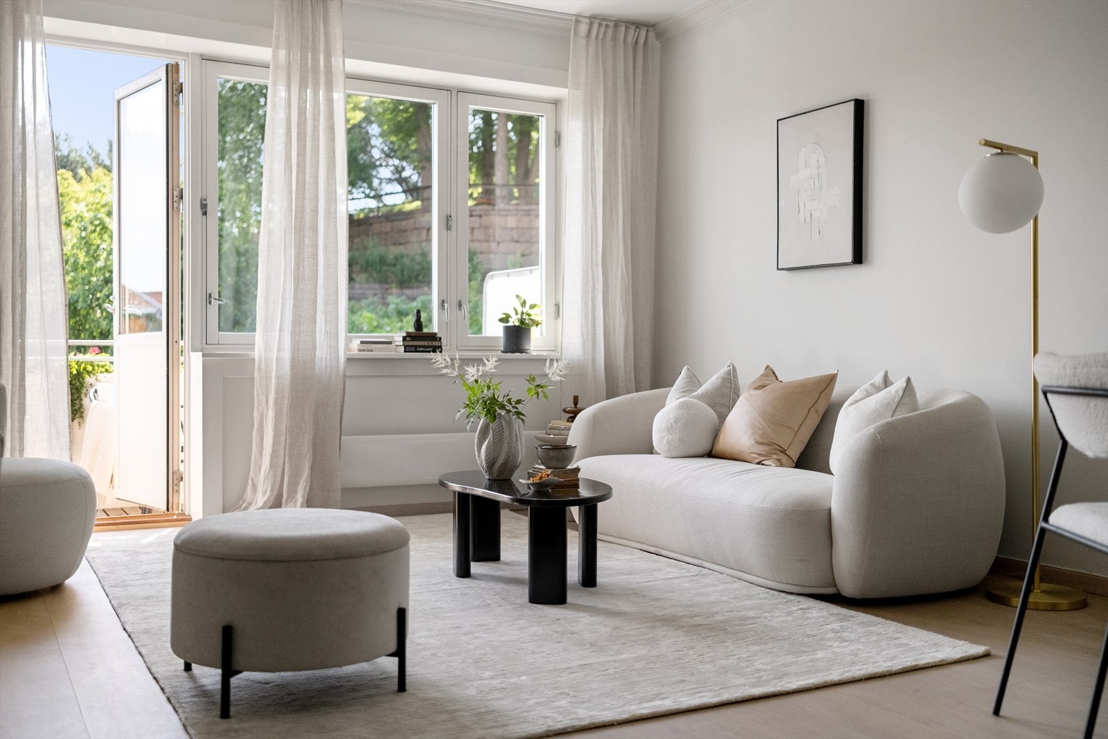 Store vindusflater sikrer godt innslipp av lys og gir en unik og luftig atmosfære i leiligheten. Galleribilde