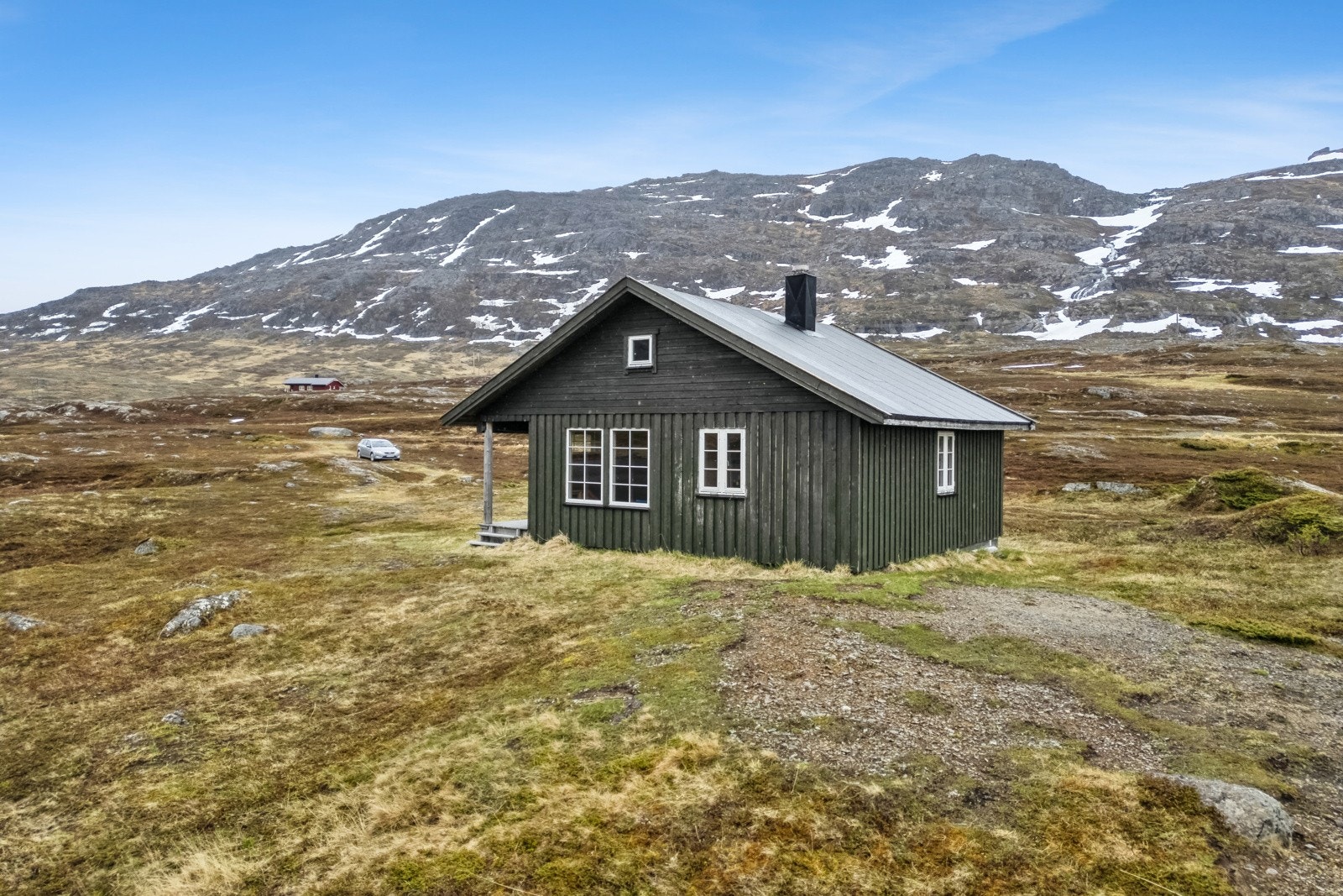 Her får du en flott hytte like ved Neverfjordvannet. Galleribilde