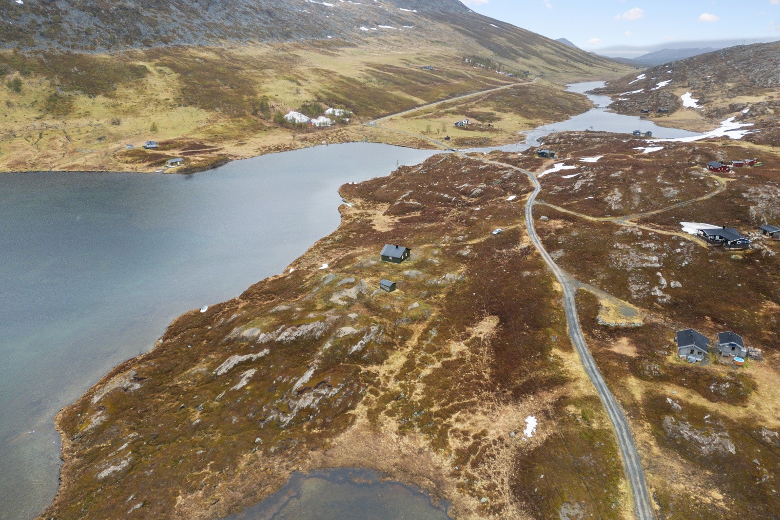 Eiendommen har en meget attraktiv og flott beliggenhet i naturskjønne Kvalsunddalen, like ved Neverfjordvannet som er et flott fiskevann (røye). Kvalsunddalen er kjent for å være både et jakt-, fiske- og bærområde. Du finner også scooterløype i området. Galleribilde
