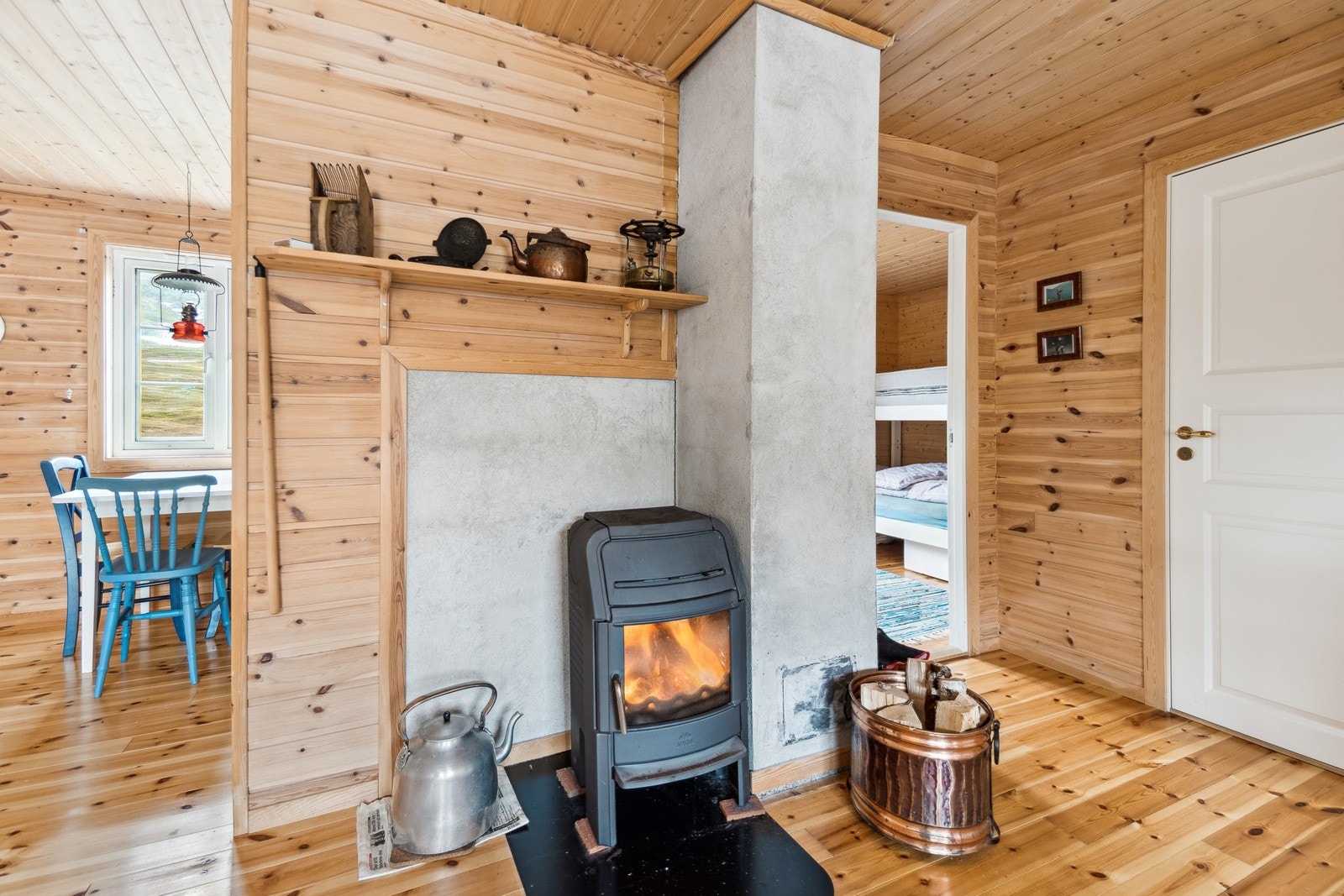 Hytten oppvarmes av en vedovn, sentrert ca. midt i bebyggelsen. Galleribilde