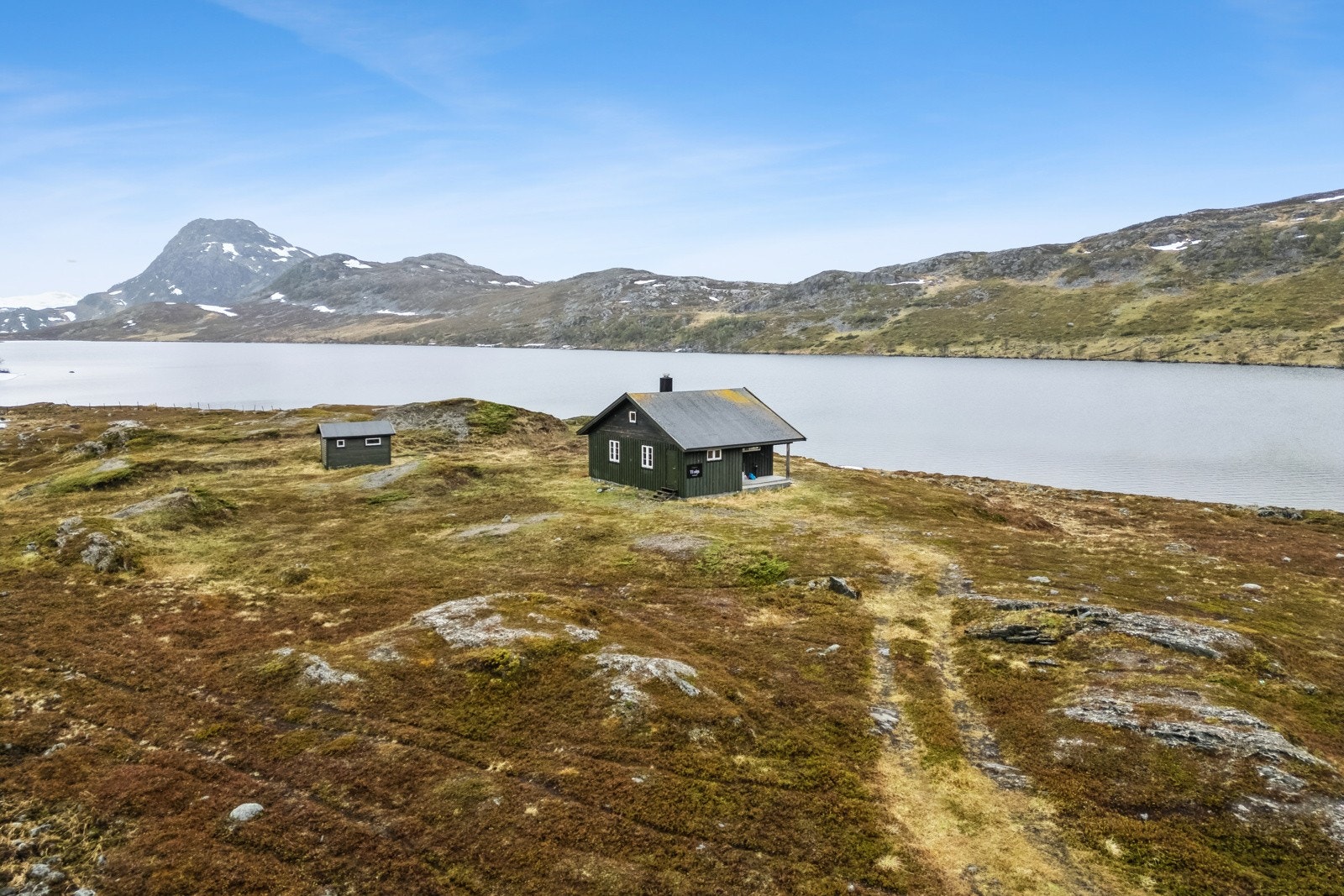 Inge Bock ved PrivatMegleren har gleden av å presentere Kvalsunddalen 96. Galleribilde