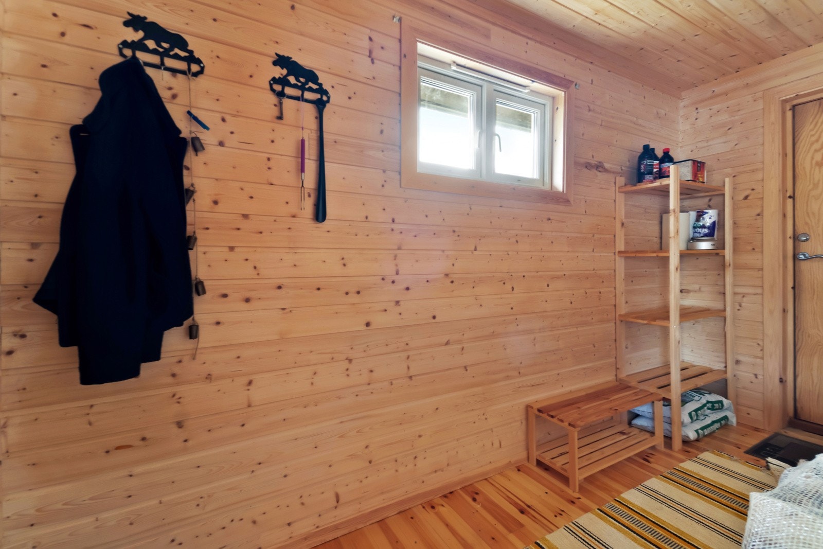 Boligen har 2 entréer på hver sin side av hytten som leder til samme vindfang, hvor du fint får plass til ulike garderobeløsninger. Galleribilde