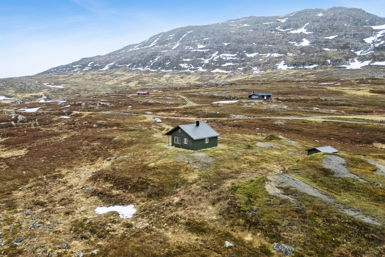 Hytten har bl.a. 3 soverom, stue, kjøkken og terrasse, samt at du får et uthus for bodplass på eiendommen. Galleribilde