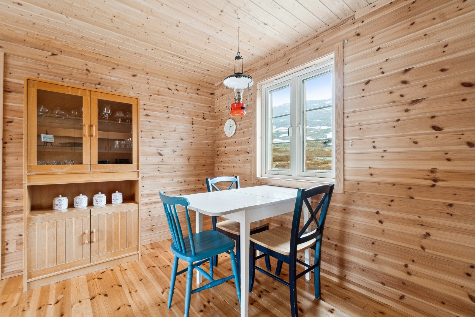 Ved kjøkkenet får du også plass til et mindre spisebord. Galleribilde