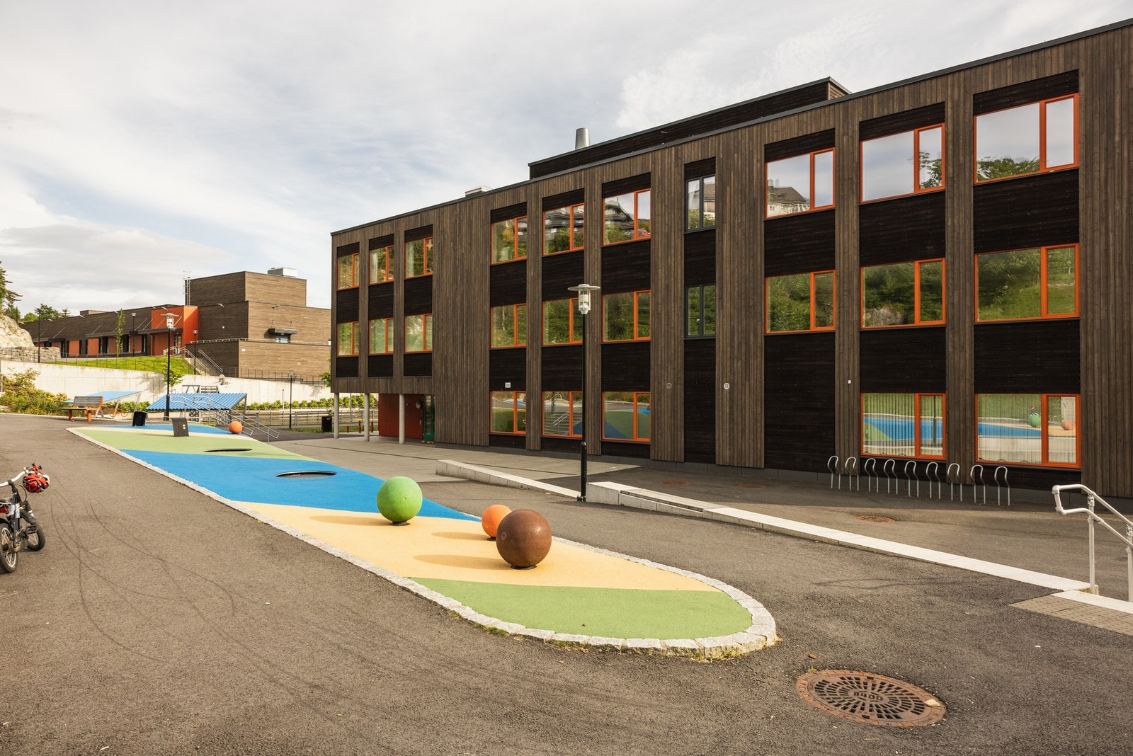 Zinken Hopp skole ligger i gangavstand fra leiligheten. Galleribilde