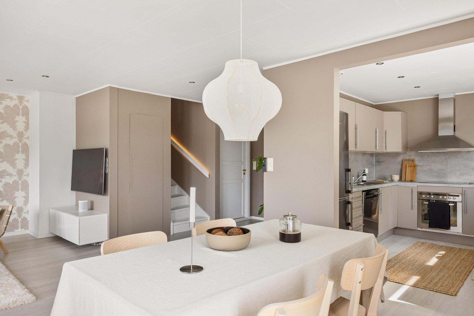 En nydelig bolig med god planløsning og romslige rom. Leiligheten holder en fin standard med flotte detaljer og løsninger. Galleribilde