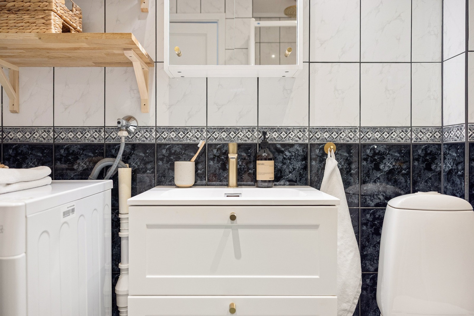 På badet er det servant med innredning, toalett, dusjhjørne samt opplegg for vaskemaskin. Galleribilde