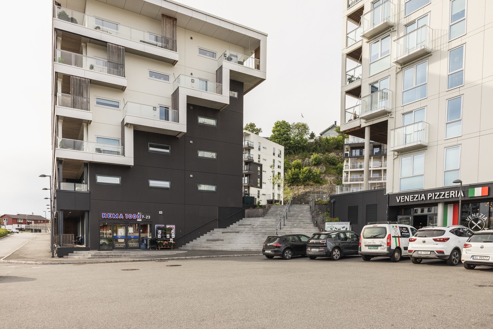 Kun 600 meter til Råstølen med Rema 1000, Isushi og pizzeria. Her er det også bybanestopp. Galleribilde