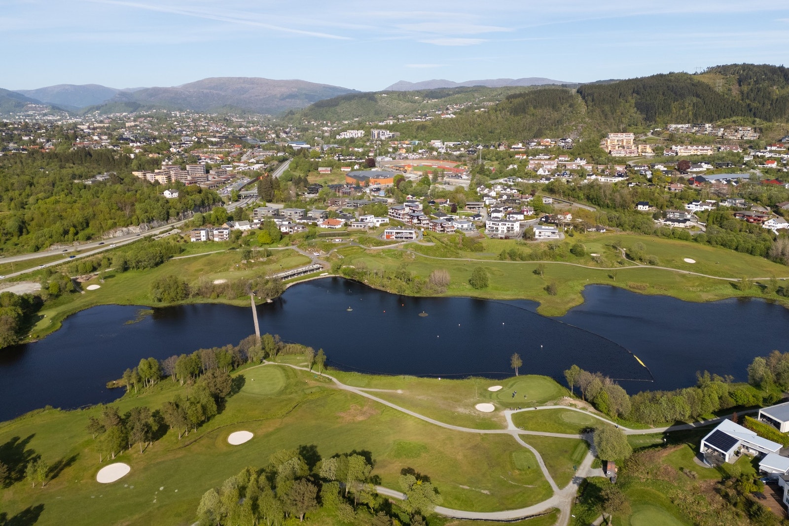Fana golfklubb ligger bare .. min fra boligen. En nydelig 18-hulls bane, her er det også driving range, putte- og chippegreen, simulator og restaurant. Galleribilde