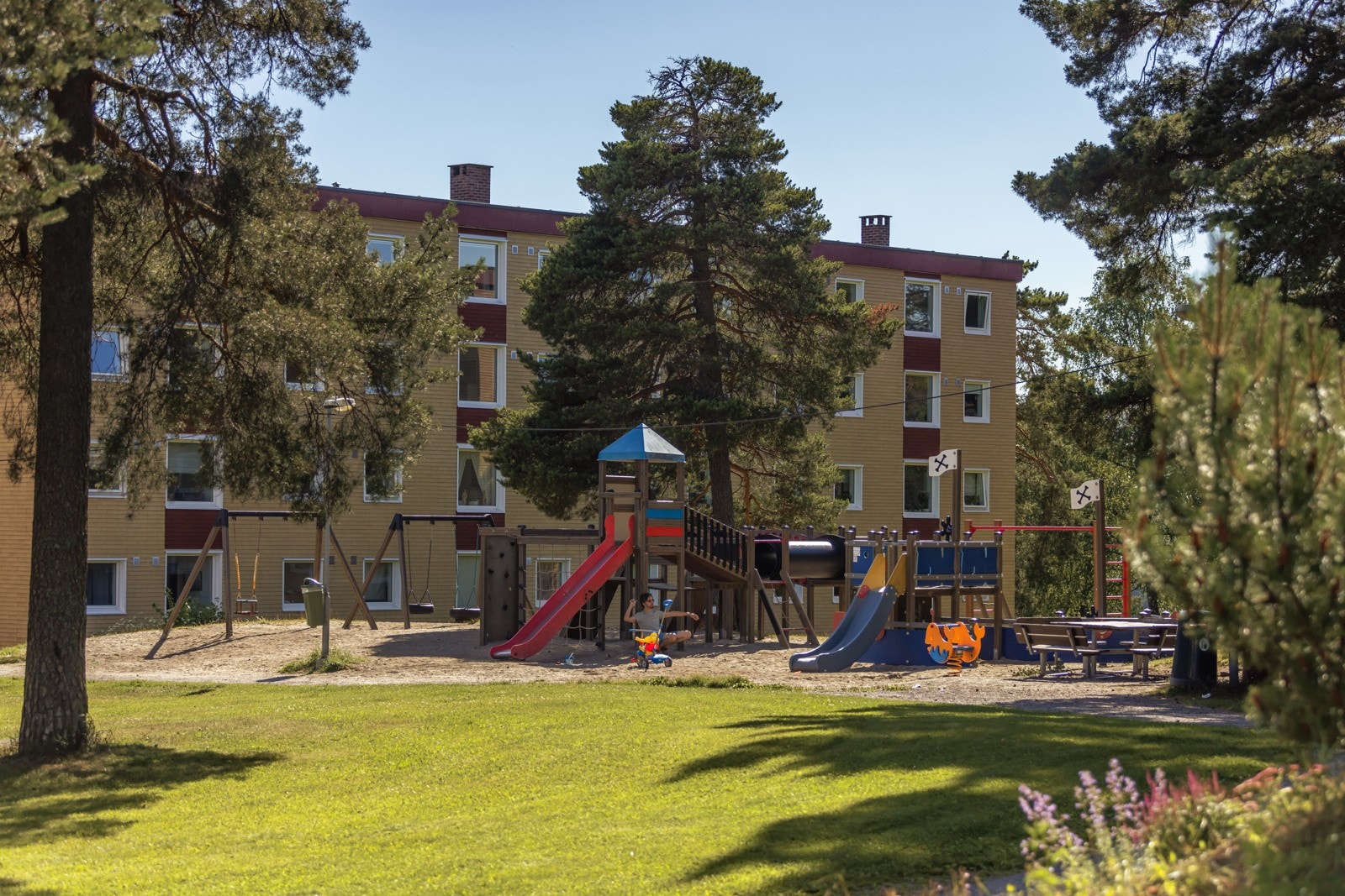 Boligen ligger i et svært attraktivt og familievennlig nabolag på Oppsal, med kort avstand til både marka, flotte grøntområder og praktiske hverdagsfasiliteter. Galleribilde