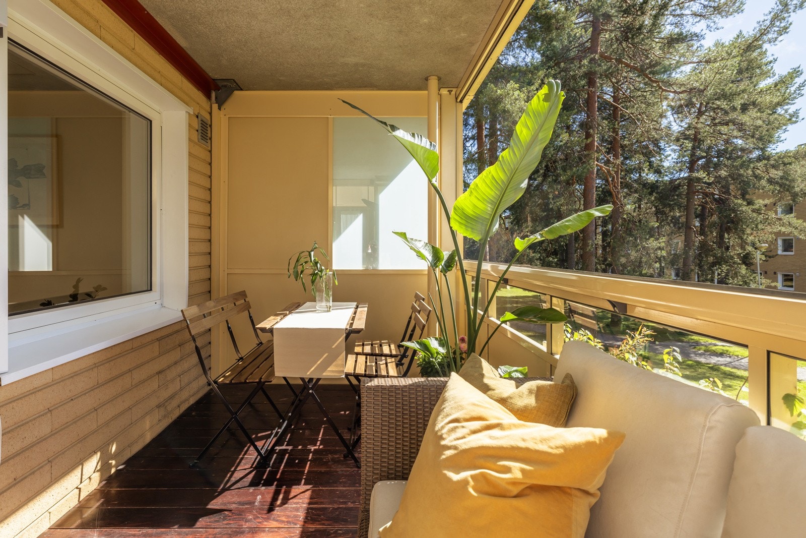 Balkongen er vendt mot vest og byr på gode solforhold. Galleribilde