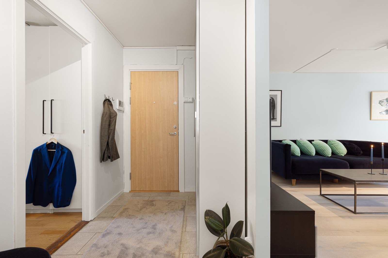 Innbydende entré som gir et godt førsteinntrykk av leiligheten. Galleribilde