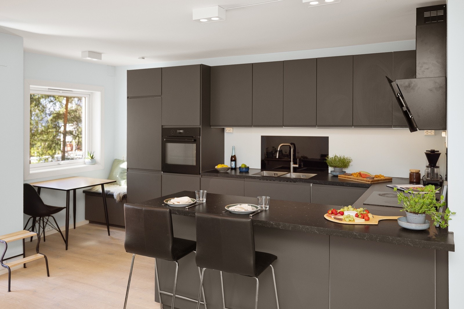 Leiligheten har et stilrent kjøkken med innredning fra 2022. Galleribilde