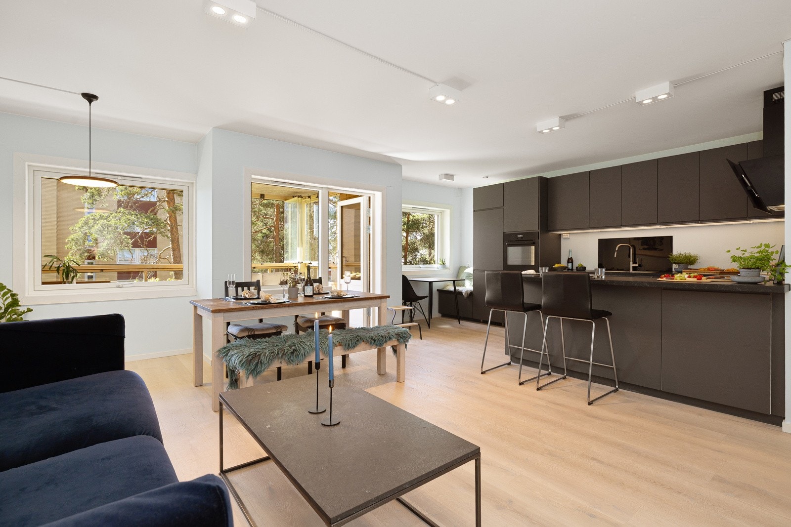 Boligen har en gjennomgående planløsning, store vindusflater og fine lysforhold. Galleribilde