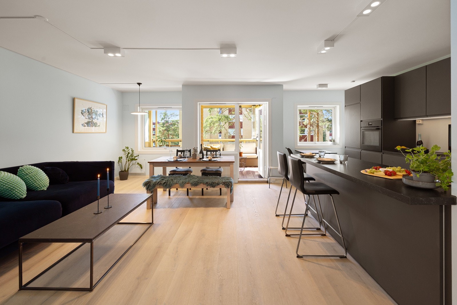 En stilren 3-roms i et svært attraktivt og familievennlig nabolag på Oppsal. Galleribilde