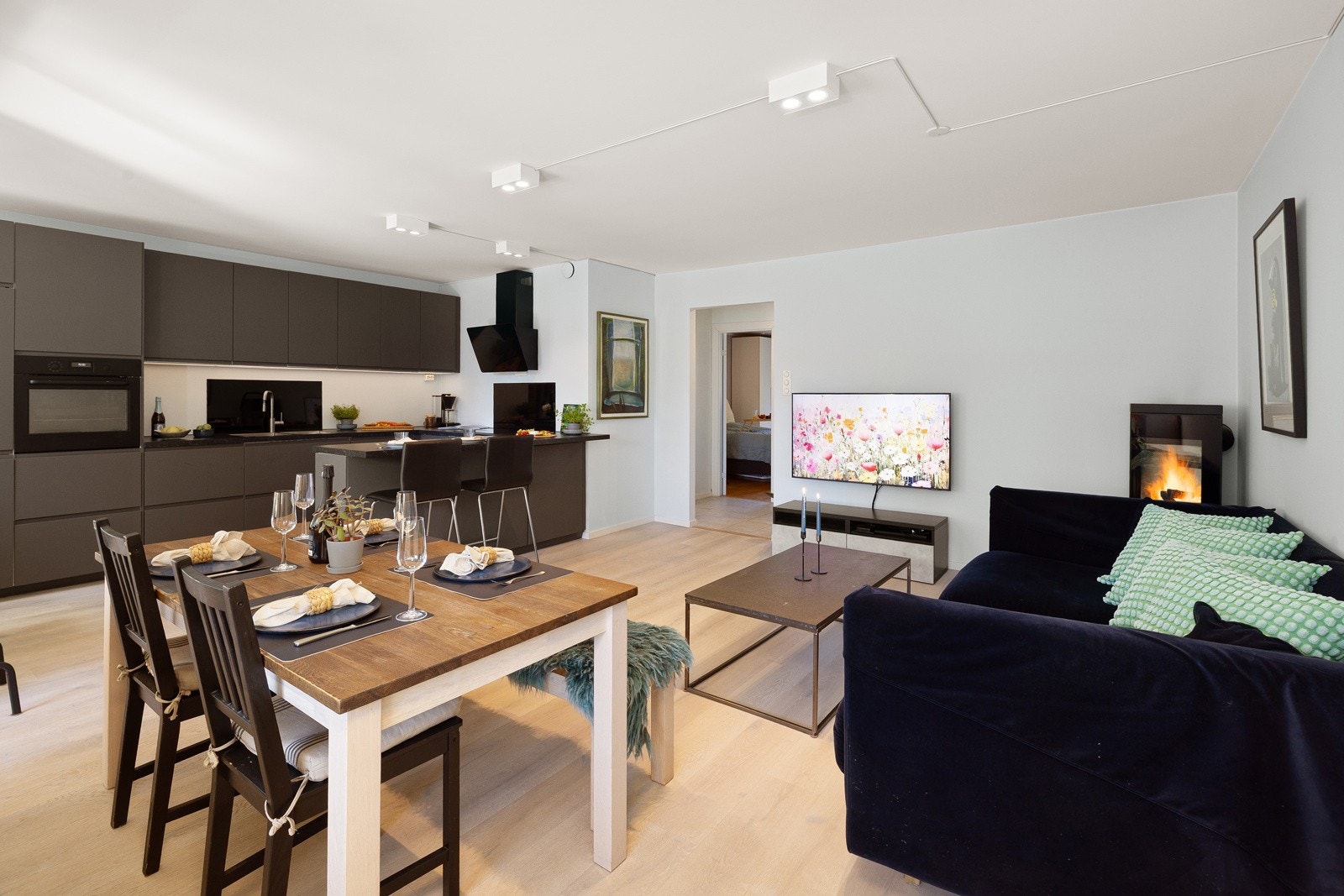 Stuen har god plass til en sofagruppe med tilhørende møblement, tv-seksjon og spisebord. Galleribilde