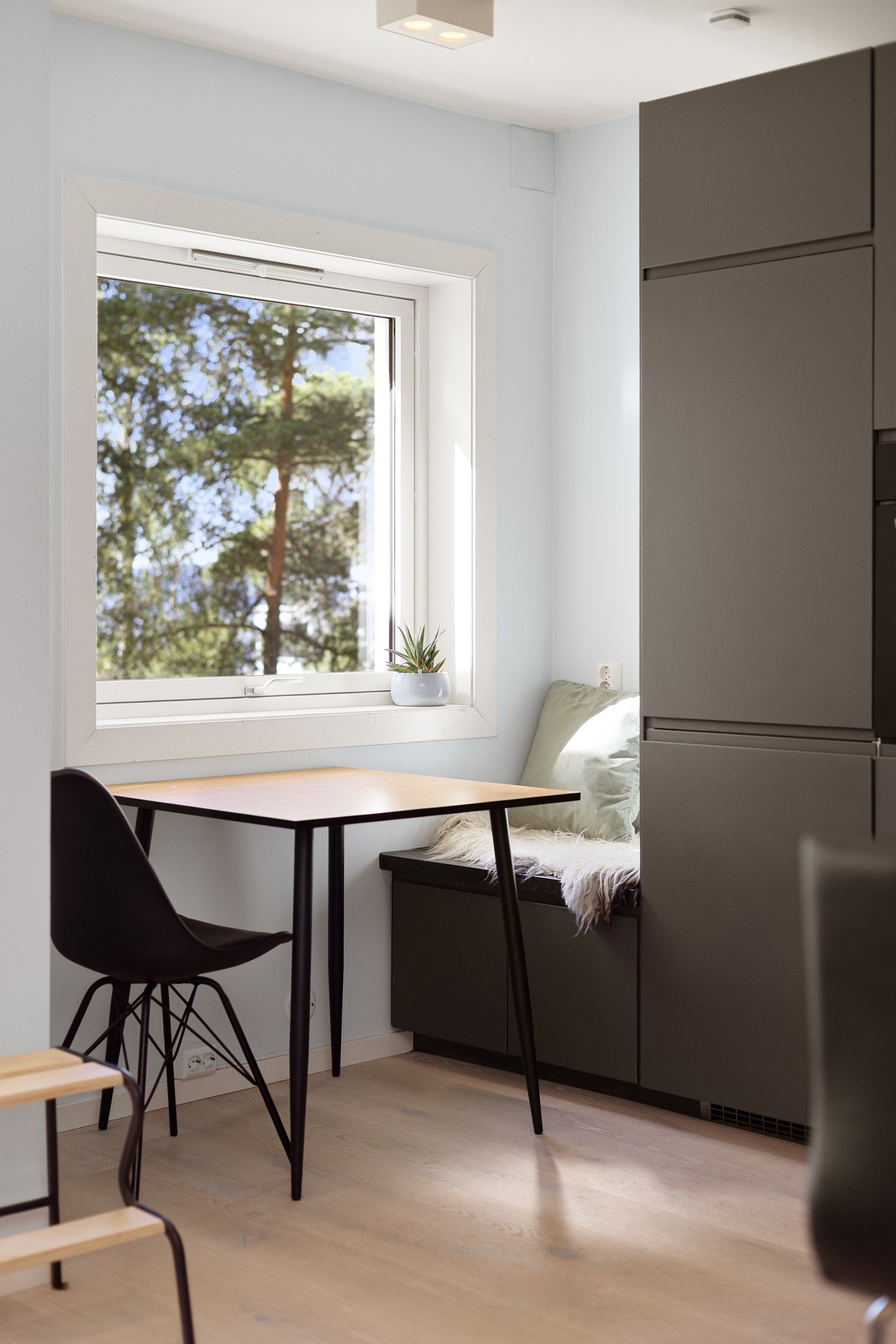 Hyggelig sitteplass ved vinduet. Galleribilde