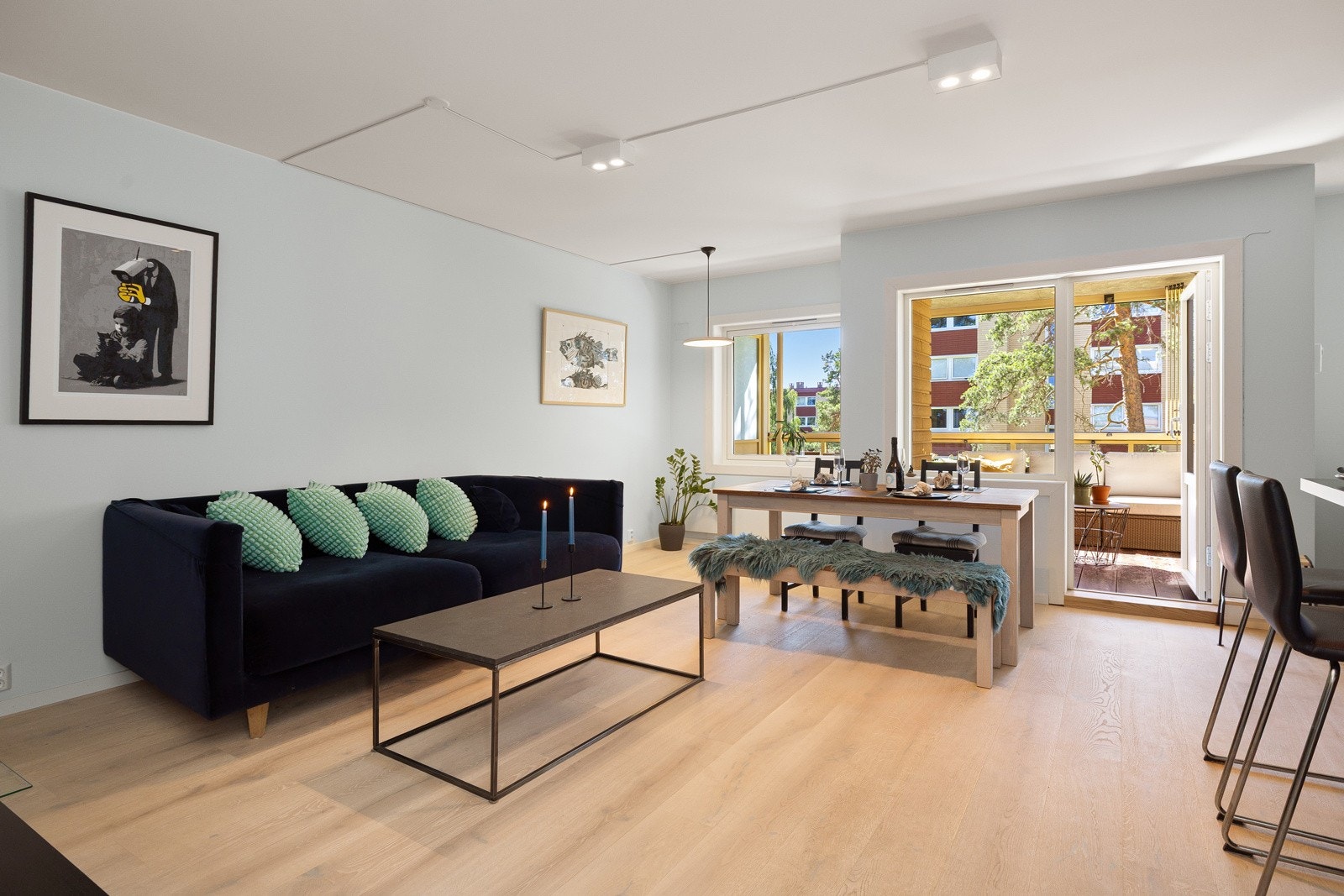 Leiligheten ble oppgradert i 2022, og holder en god standard med gjennomtenkte løsninger og flott materialvalg. Galleribilde