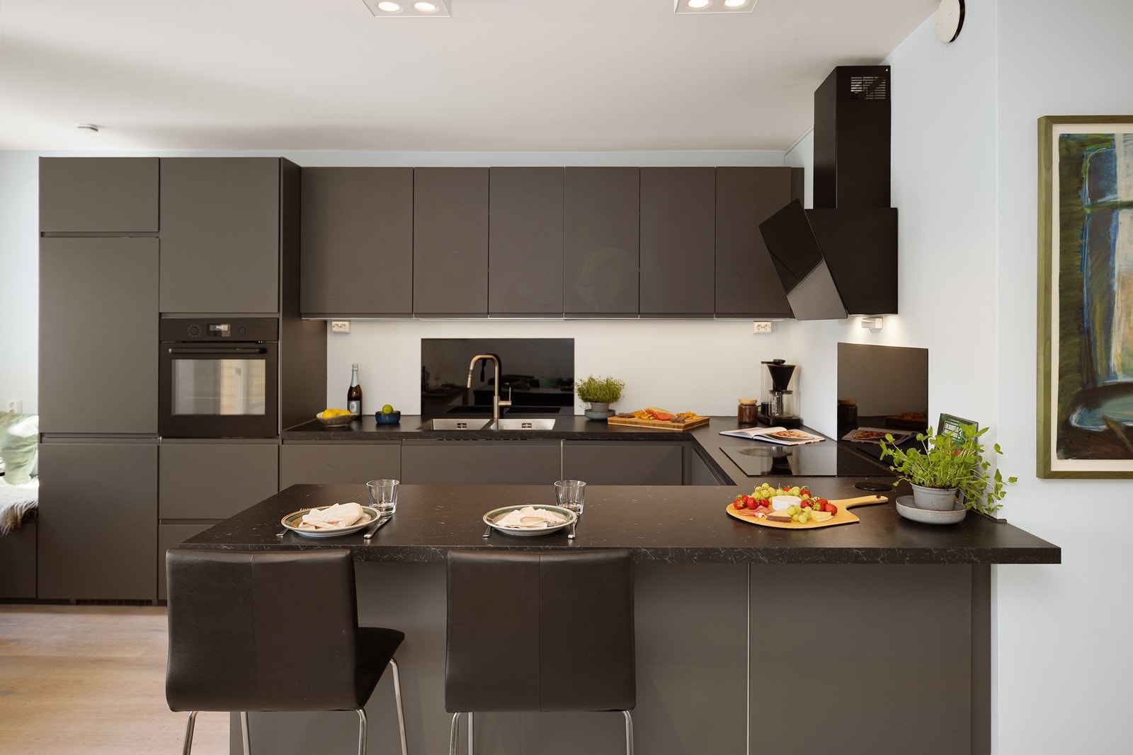 Praktisk og fin kjøkkeninnredning med gode løsninger og godt med skap- og benkeplass. Galleribilde