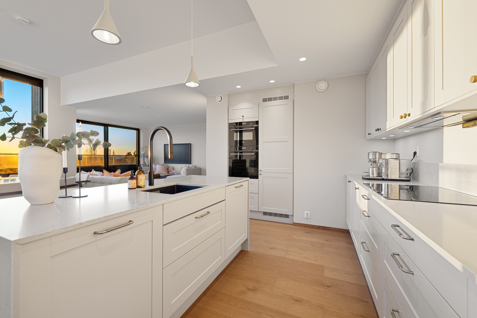 Her er det rikelig med benkeplass og gode oppbevaringsmuligheter i over- og underskap, samt belysning og stikkontakt under overskap Galleribilde