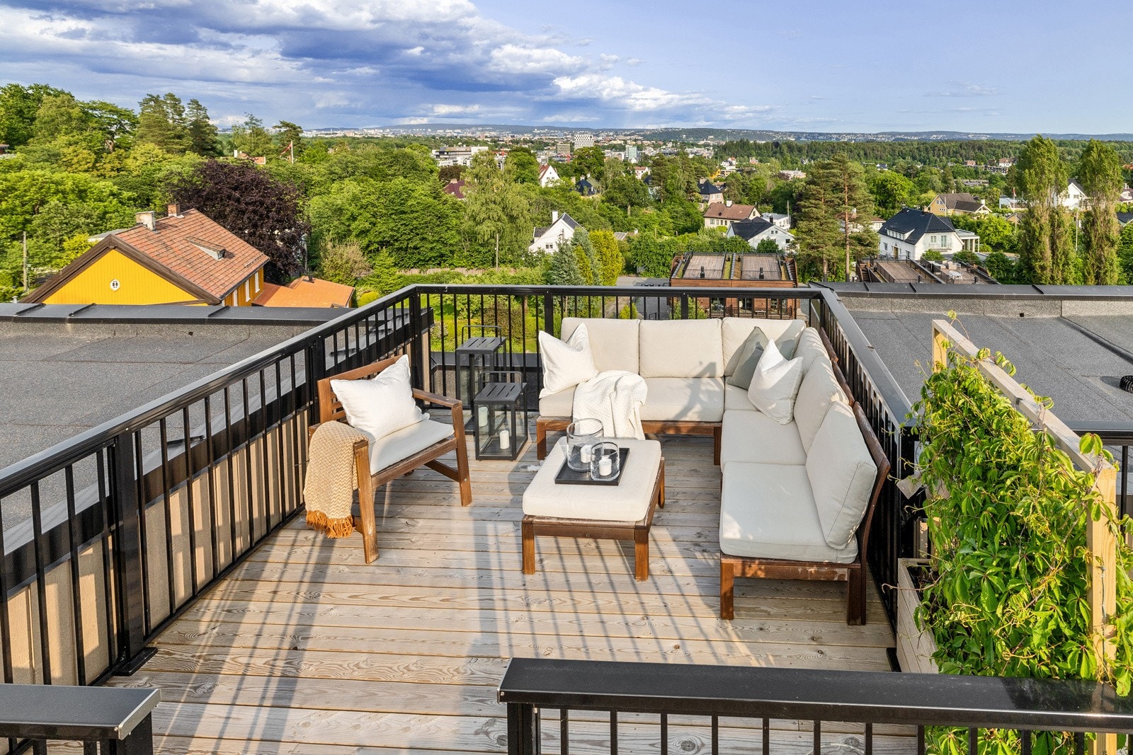 Flott takterrasse med panoramautsikt Galleribilde