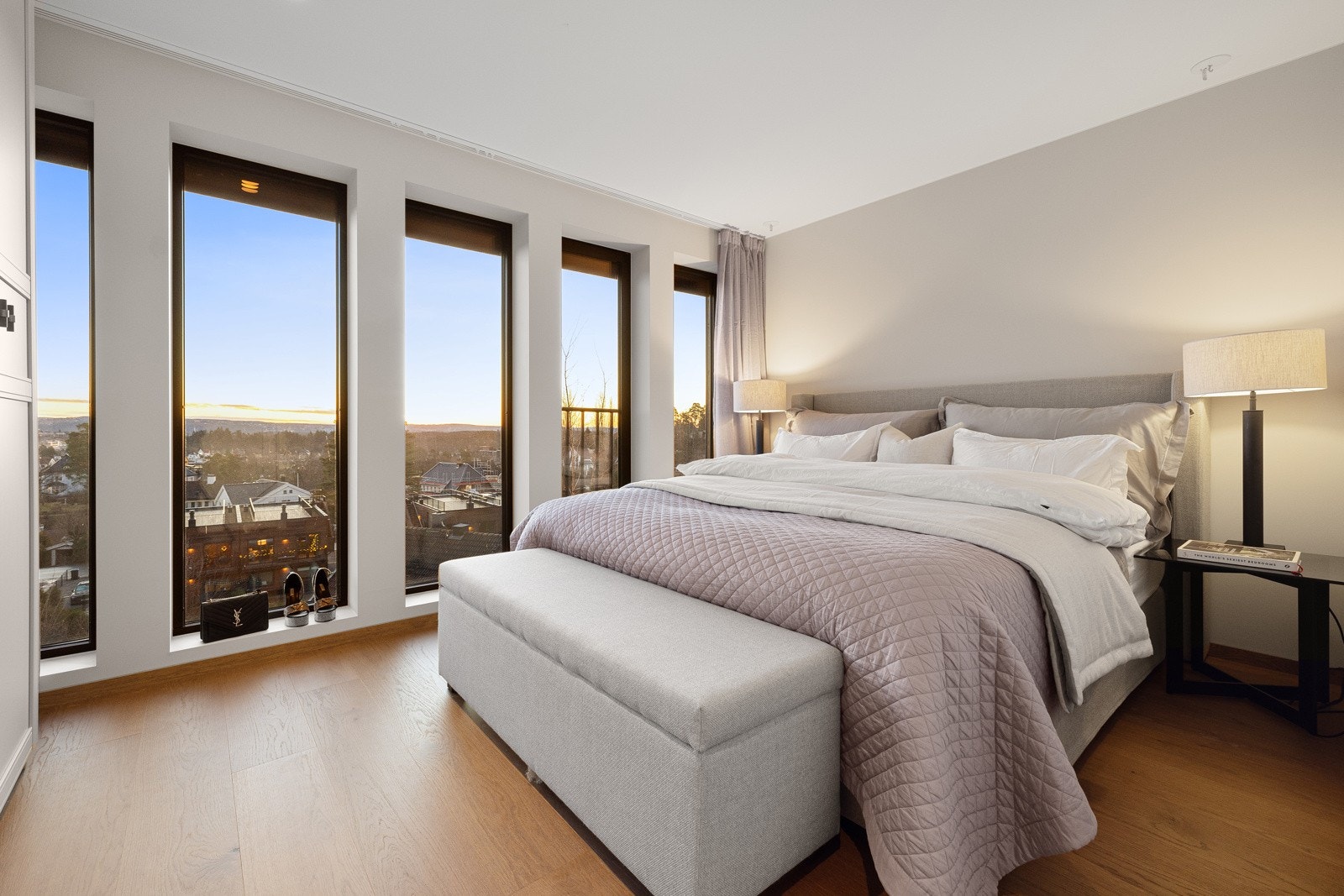 Soverom 1 er romslig og har god plass til både dobbeltseng og nattbord Galleribilde