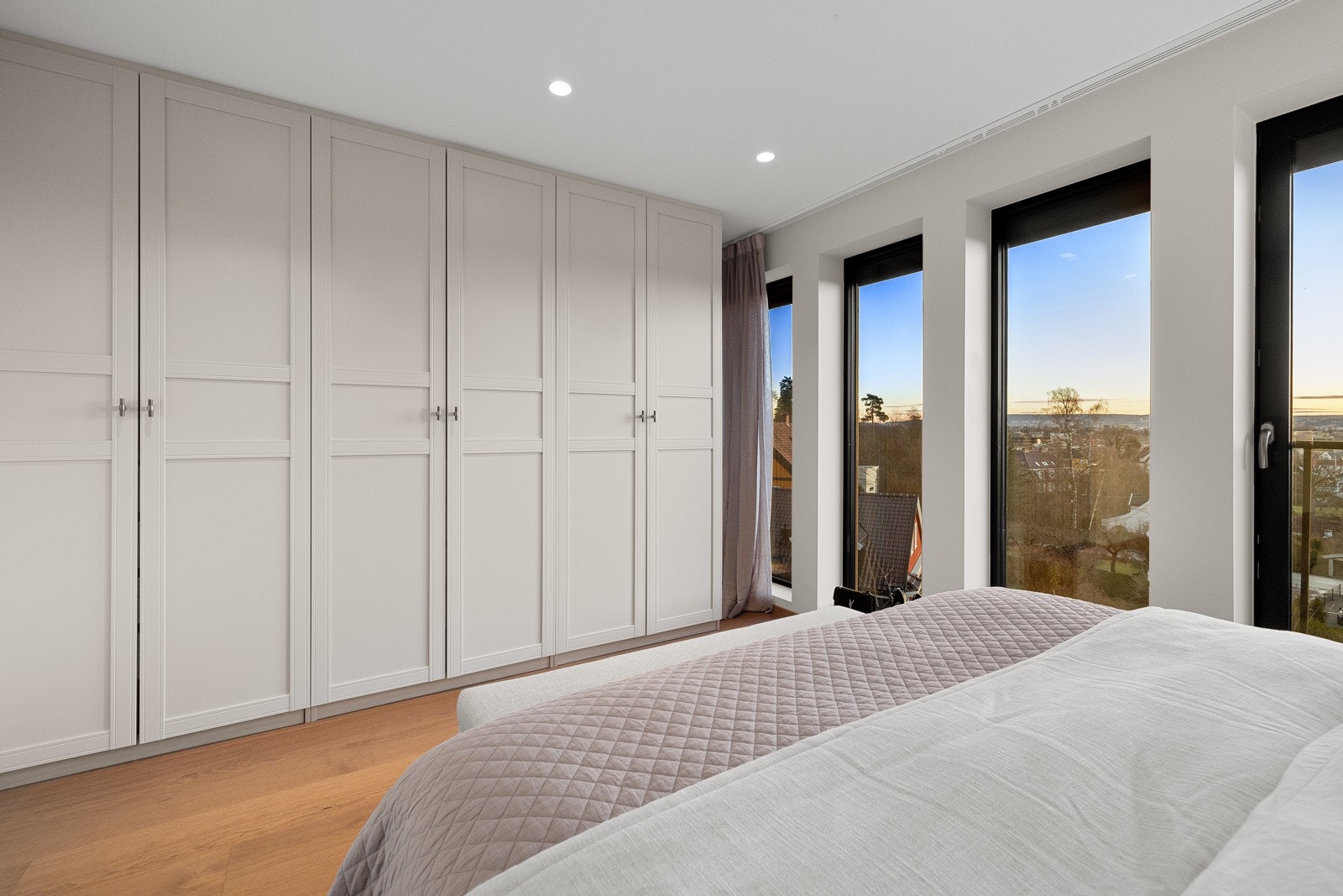 Her er det rikelig med garderobeskap langs den ene veggen Galleribilde