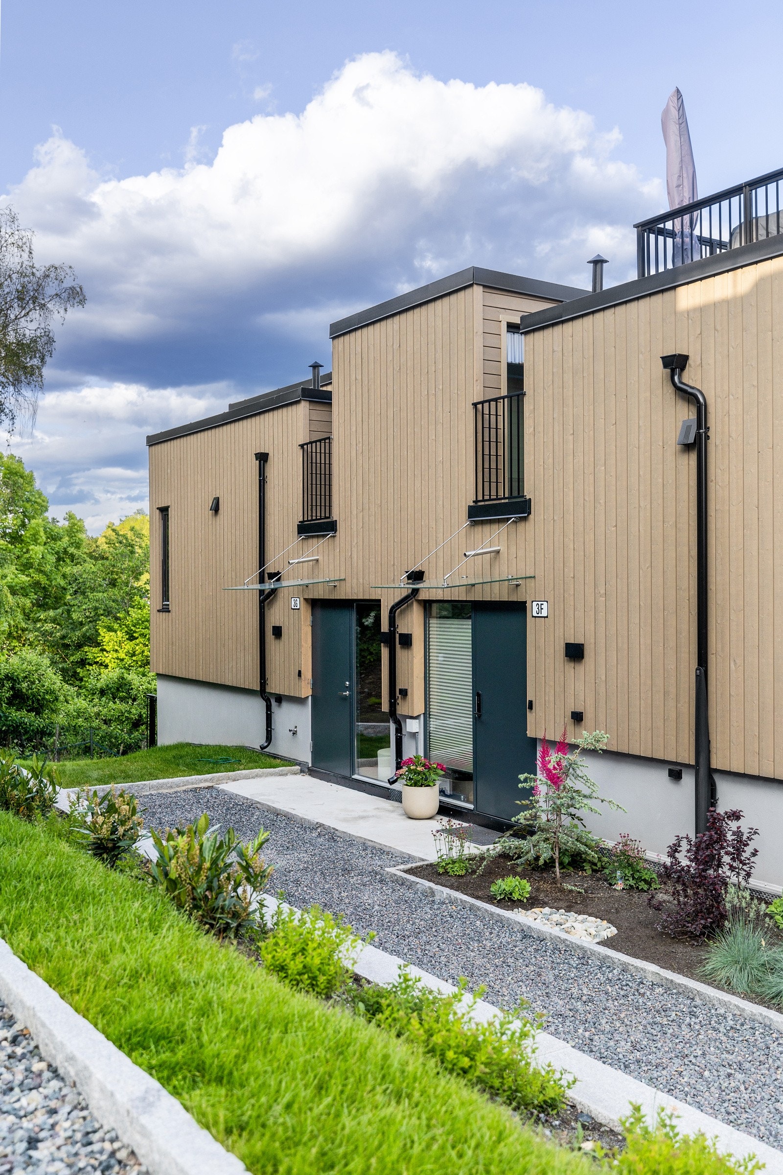 Innbydende inngangsparti med adkomst mellom 3. og 2.etasje Galleribilde