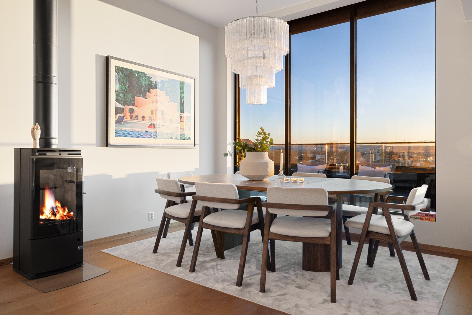 Sentralt i stuen er det plassert en hyggelig peisovn som gir godt med varme og hyggelige stunder på de kaldere dagene Galleribilde