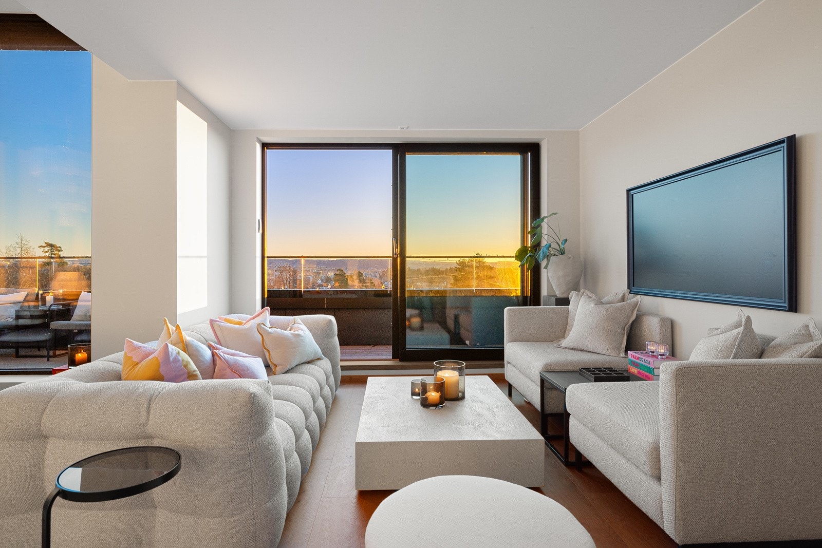 Det er gode møbleringsmuligheter i stuen, med plass til sofamøbler med tilhørende stuebord, multimedia, spisegruppe og annet ønskelig møblement Galleribilde