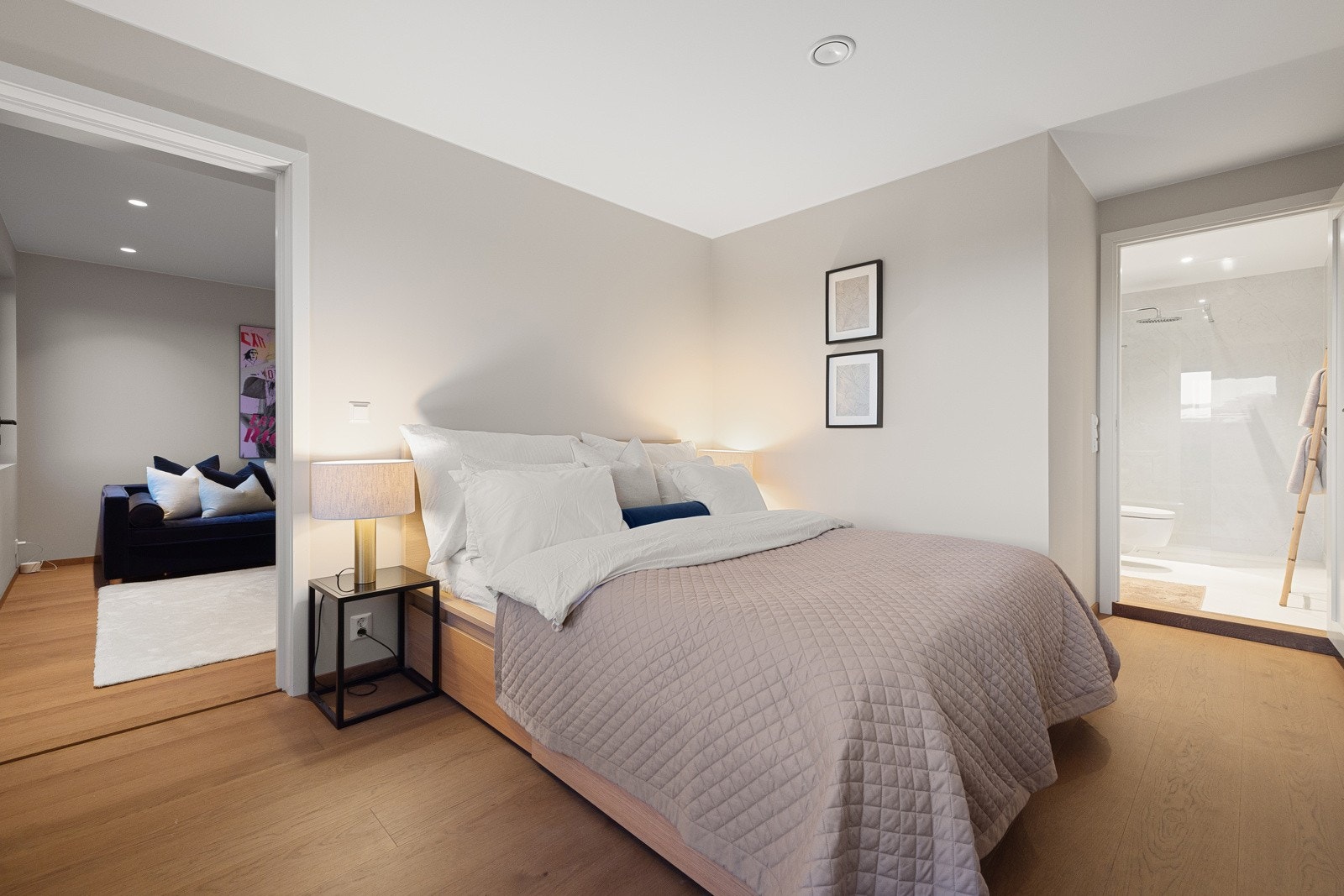 Hovedsoverommet har adkomst fra stuen og har eget bad Galleribilde