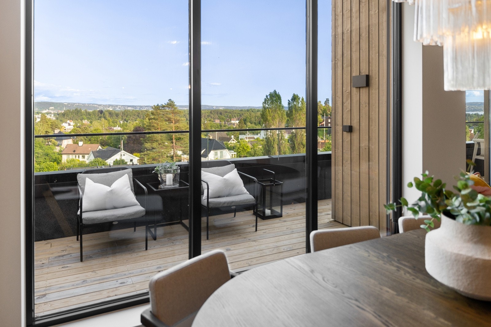 Enden av rommet er det utgang til en koselig balkong, som på sommerstid oppleves som en forlengelse av stuen/spisestuen Galleribilde