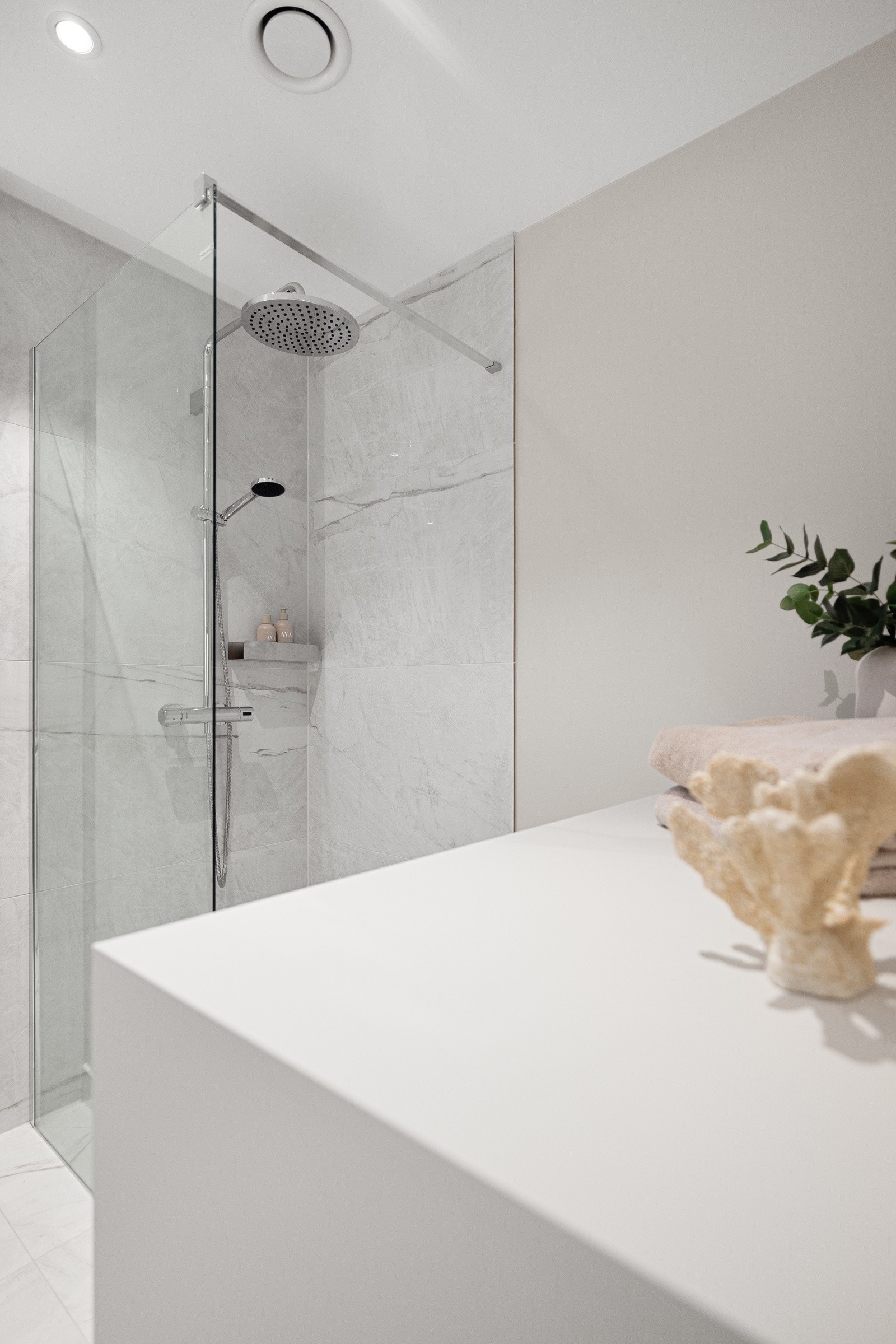 Badet er flislagt og har gulvvarme fra 2024 Galleribilde