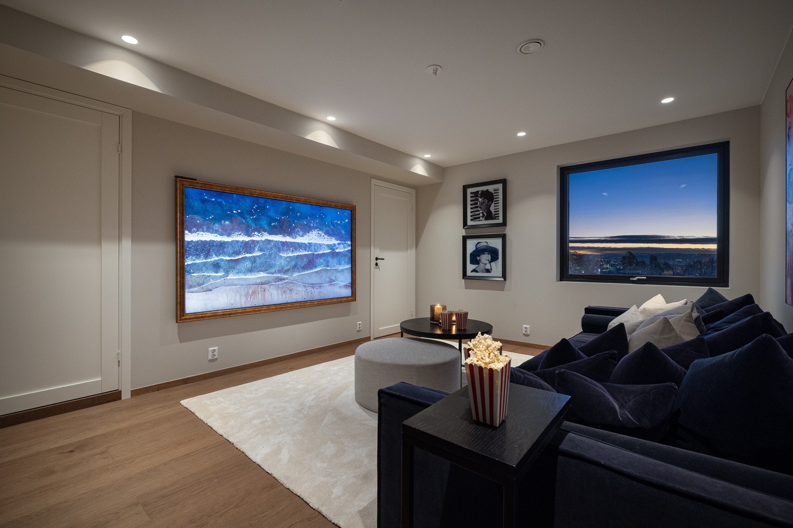Stuen eger seg perfekt som et kinorom/tv-stue grunnet god vegglpass. Galleribilde