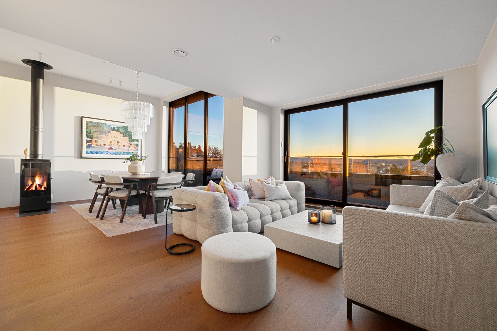 Stuen i boligen er romslig og flott opplyst med store vindusflater som gir rikelig med naturlig lys, og skaper en god atmosfære Galleribilde