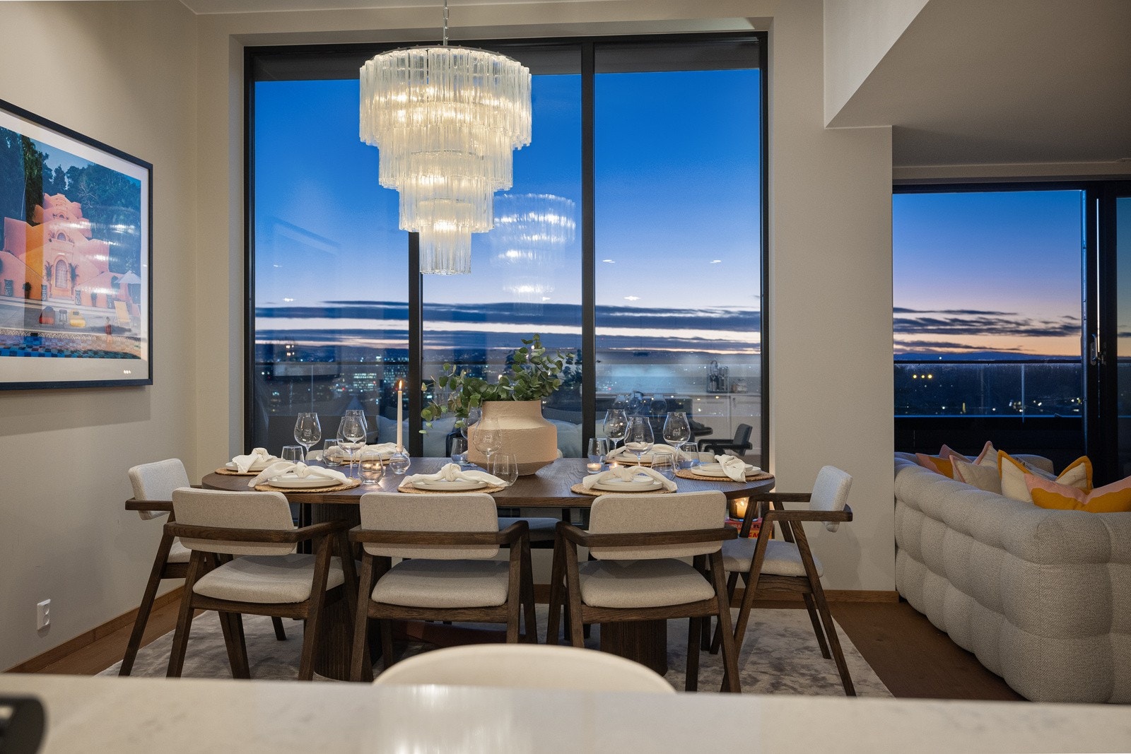 Attraktiv og veletablert beliggenhet med nærhet til skole, offentlig kommunikasjon og flotte turområder Galleribilde