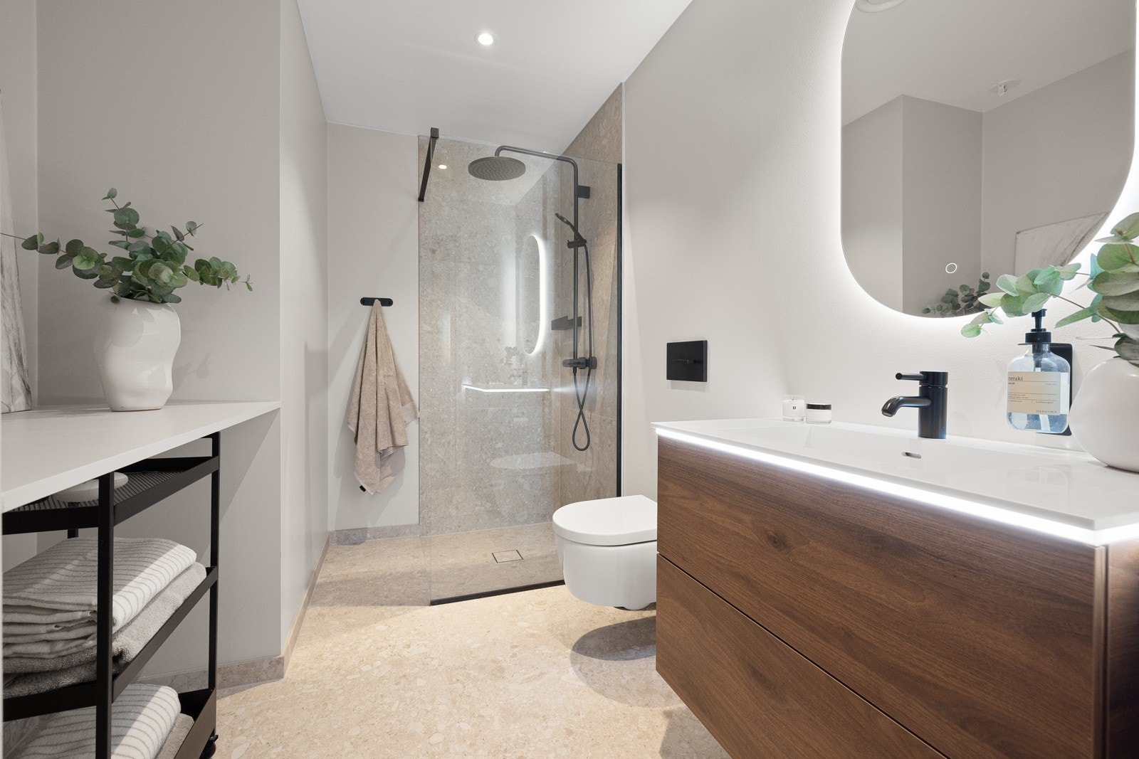 Pent flislagt bad med gulvvarme fra 2024 Galleribilde