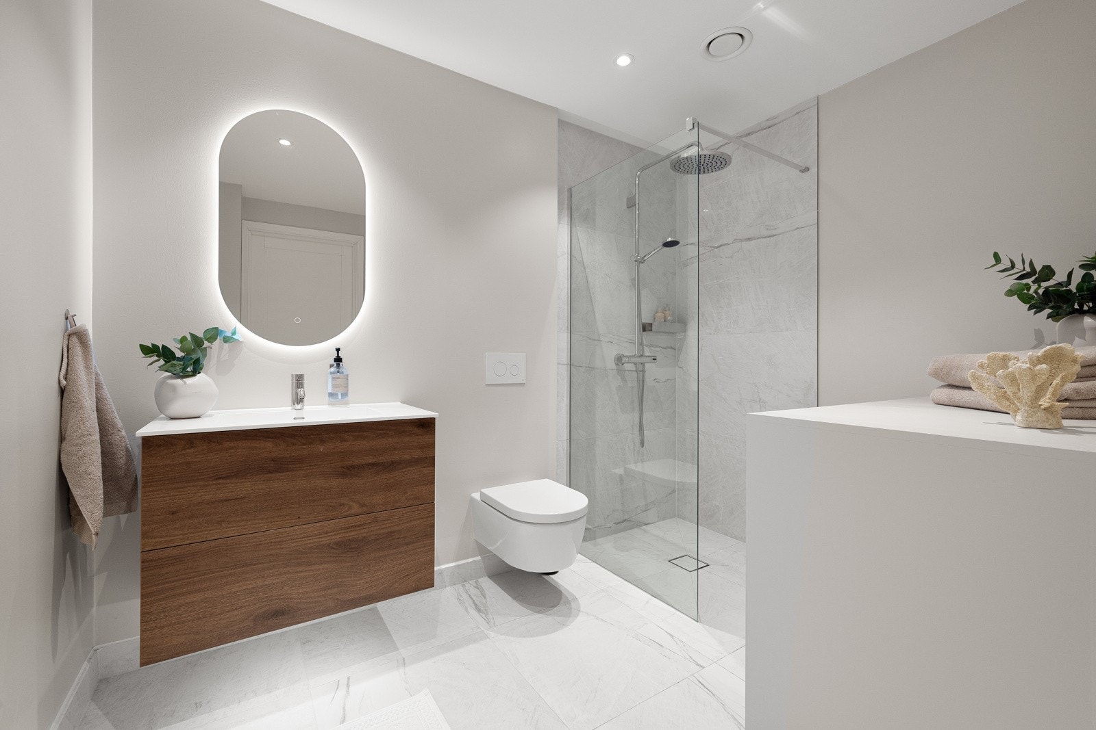 Baderomsinnredningen er moderne og består av servantskap med skuffer samt nedfelt servant, i tillegg til et flott speil med belysning Galleribilde