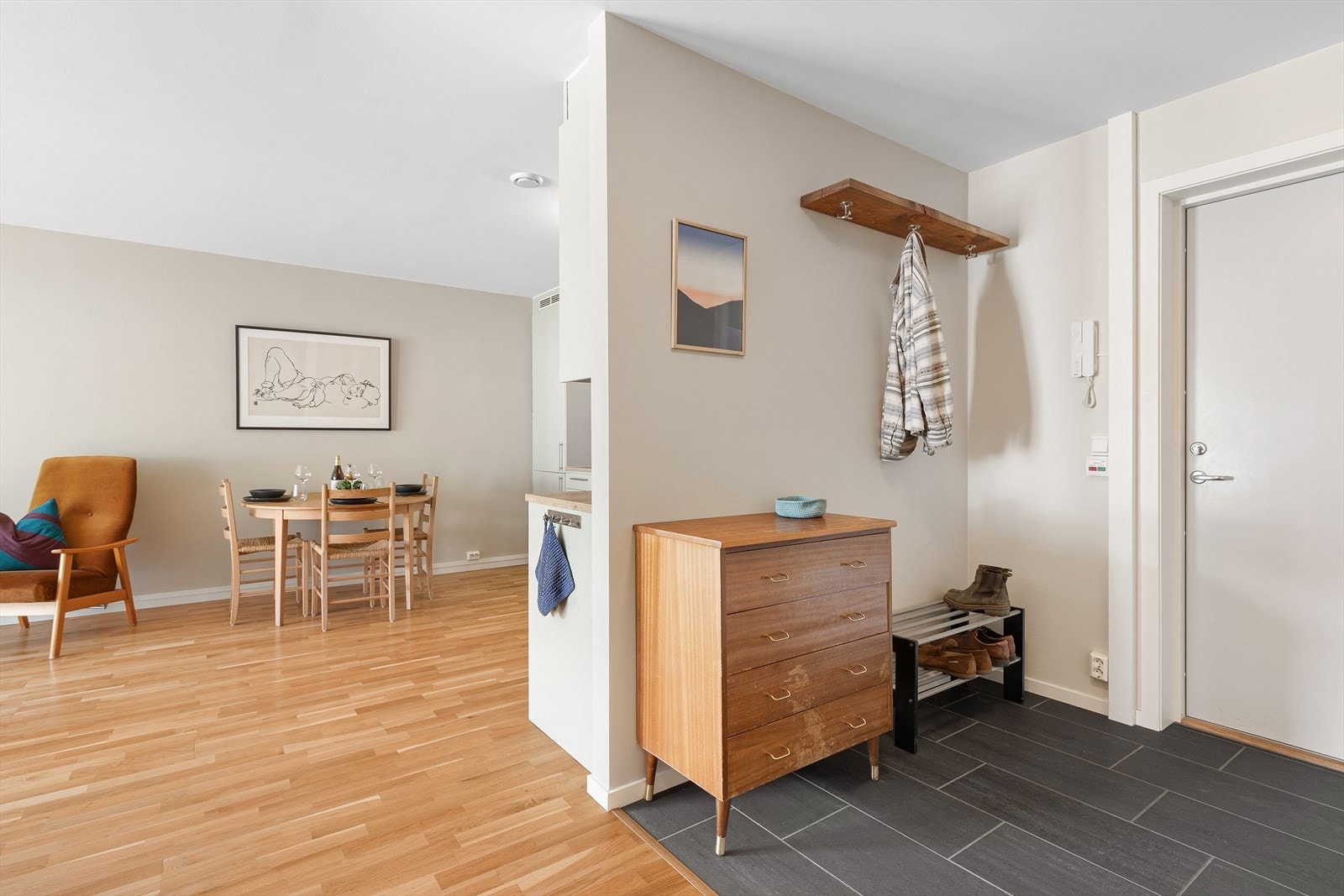 I gangen har ein god plass til å henge frå seg klede og setje frå seg sko Frå gangen har ein også tilgang til bod for ekstra oppbevaring. Galleribilde