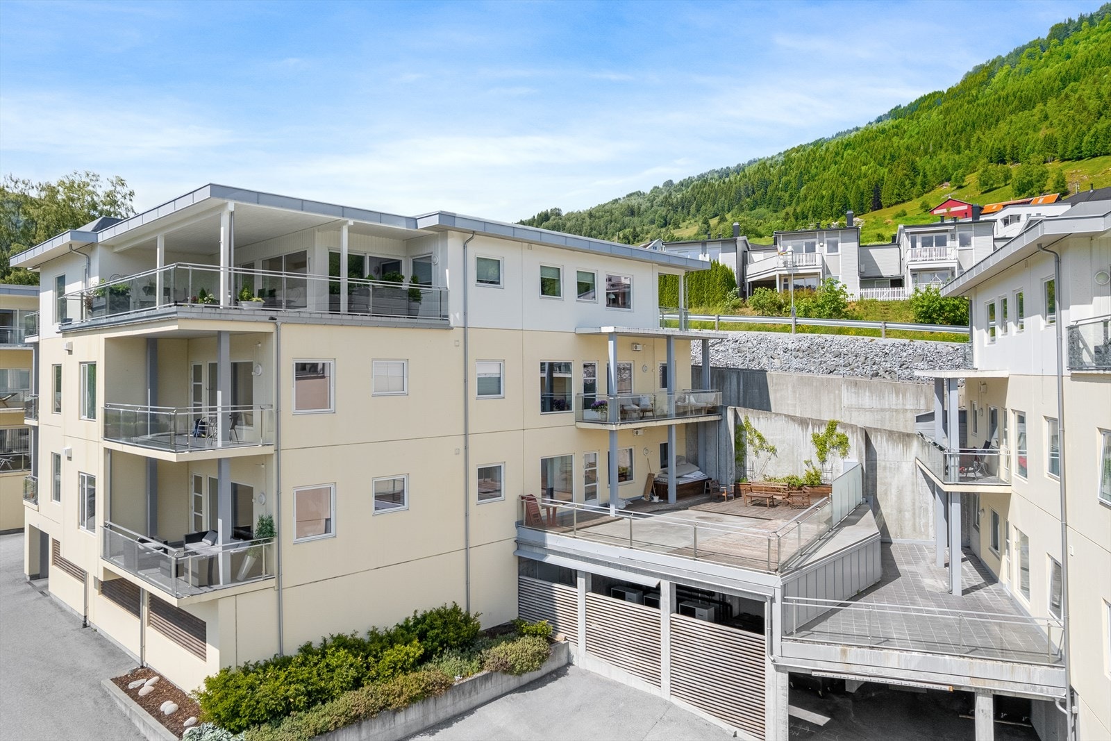 Leilegheita ligg i eit koseleg og familievennleg bustadområde, med kort avstand til aktivitetstilbod for alle aldrar. Galleribilde